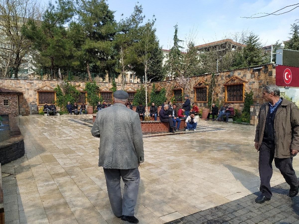 Kıraathaneler kapandı vatandaşlar bu sefer parklara akın etti