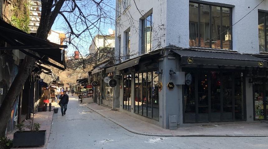 Kafeler kepenk indirdi, restoranlar açık