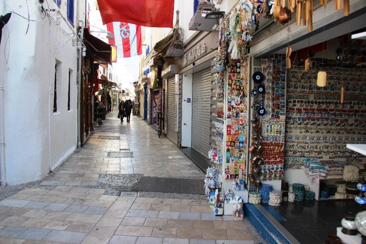 Bodrum sokakları hayalet şehre d&ouml;nd&uuml;