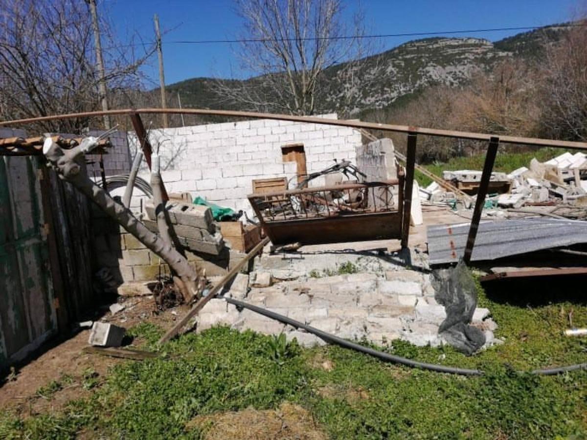 Sece Yaylası&rsquo;nda fırtına hayvan damlarını yerle bir etti