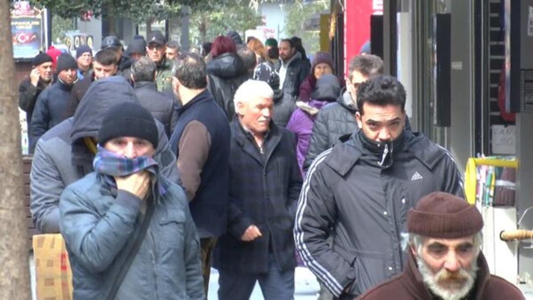 Samsun'da d&uuml;kkanlar kapalı, halk sokakta