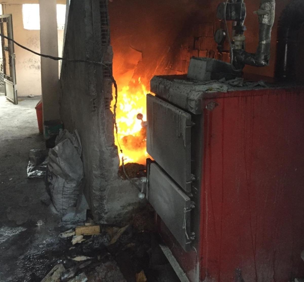 K&ouml;m&uuml;rl&uuml;kte &ccedil;ıkan yangın bina sakinlerini korkuttu