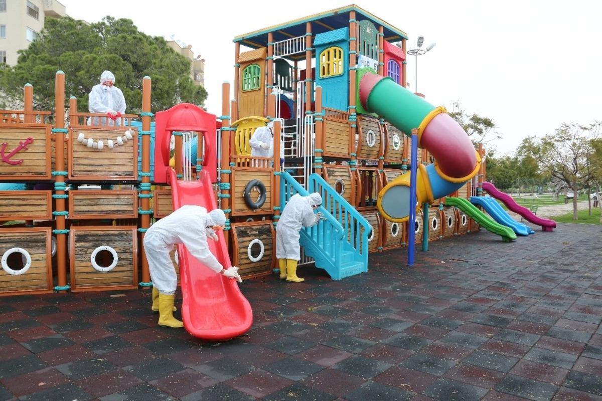 Erdemli&rsquo;de kamu kurumları dezenfekte ediliyor