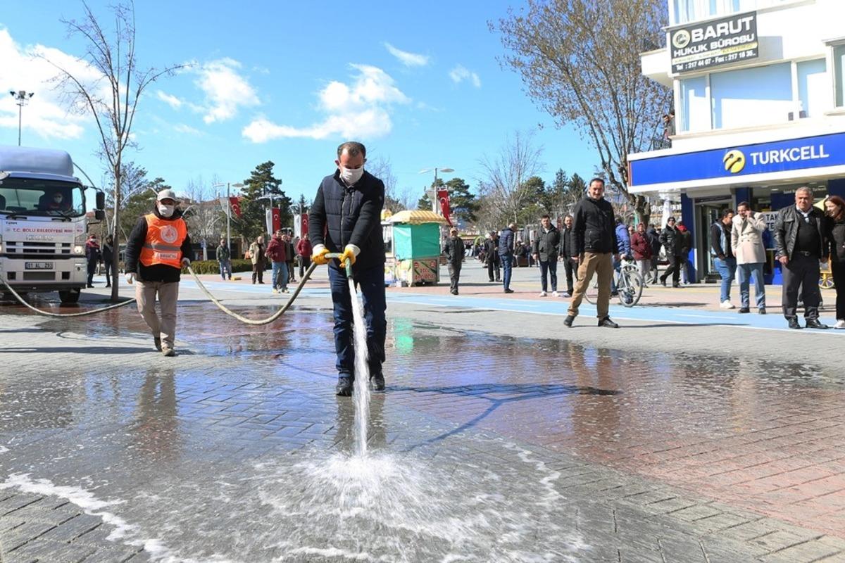 Bolu&rsquo;nun en işlek caddesi korona vir&uuml;se karşı dezenfekte edildi