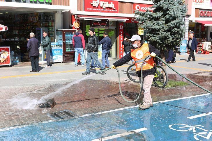 Bolu’nun en işlek caddesi korona virüse karşı dezenfekte edildi G2