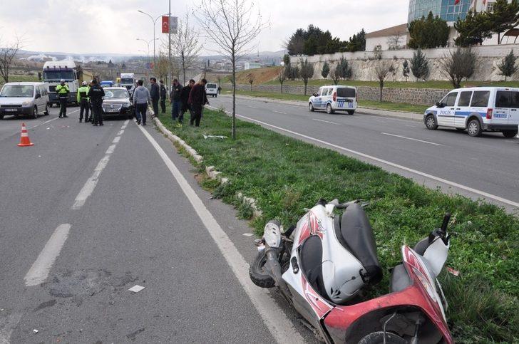 Şerit değiştirmek isteyen motosiklet otomobile çarptı: 1 yaralı G2