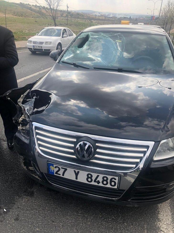 Şerit değiştirmek isteyen motosiklet otomobile çarptı: 1 yaralı G4