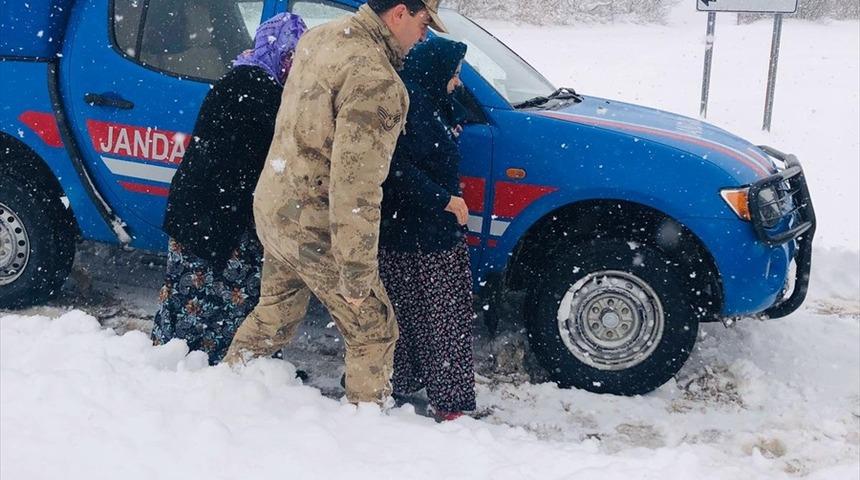 Jandarma karda evinde mahsur kalan 3 diyaliz hastası için seferber oldu
