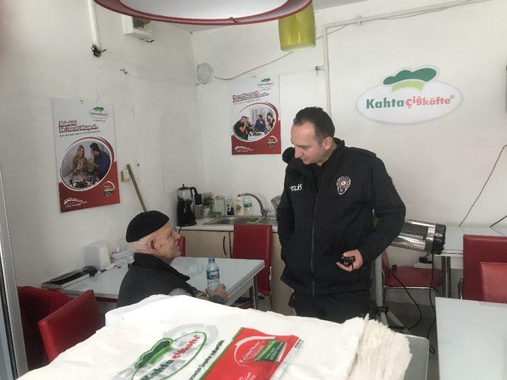 Esnafın dikkatiyle yönünü şaşıran yaşlı adam evine götürüldü G2