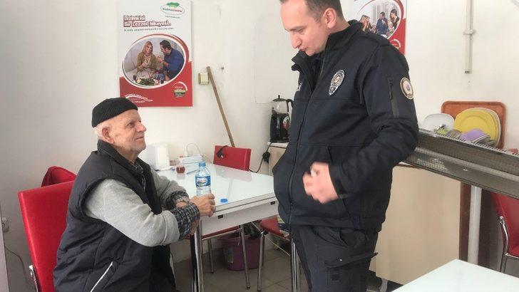 Esnafın dikkatiyle yönünü şaşıran yaşlı adam evine götürüldü G3