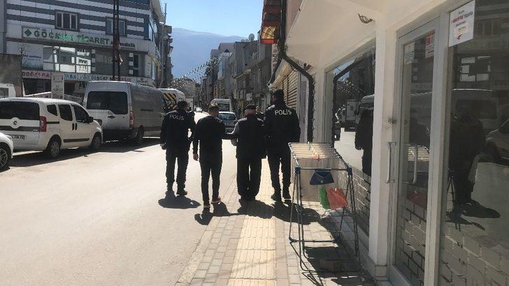 Esnafın dikkatiyle yönünü şaşıran yaşlı adam evine götürüldü G5