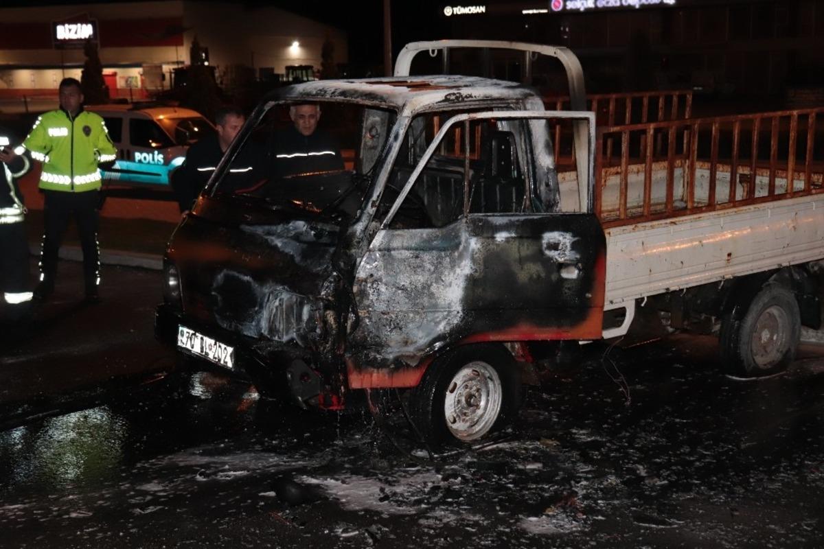 Park halindeki kamyonet alev topuna d&ouml;nd&uuml;