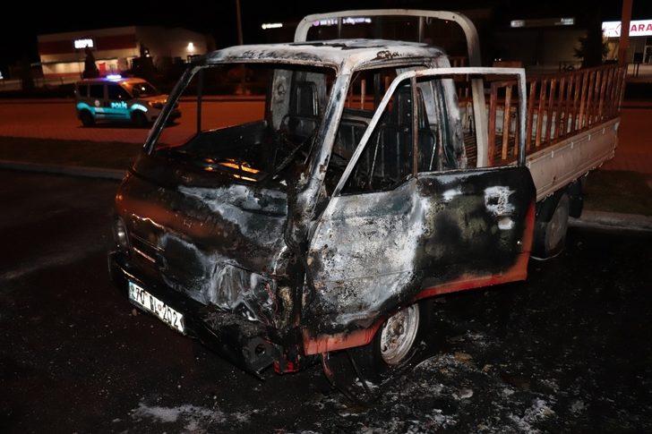 Park halindeki kamyonet alev topuna döndü G3