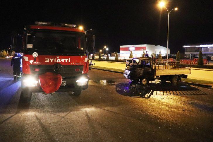 Park halindeki kamyonet alev topuna döndü G4