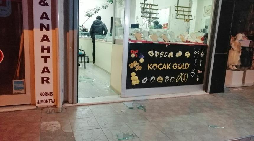 Maltepe&rsquo;de l&uuml;ks otomobille vurgun! Yarım kilo altın &ccedil;aldılar