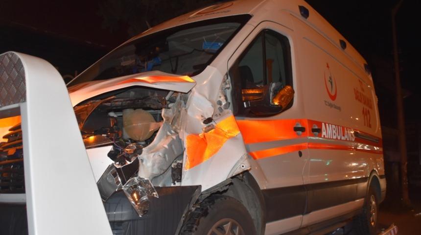 İzmir'de ambulansın &ccedil;arptığı &ccedil;ift hayatını kaybetti