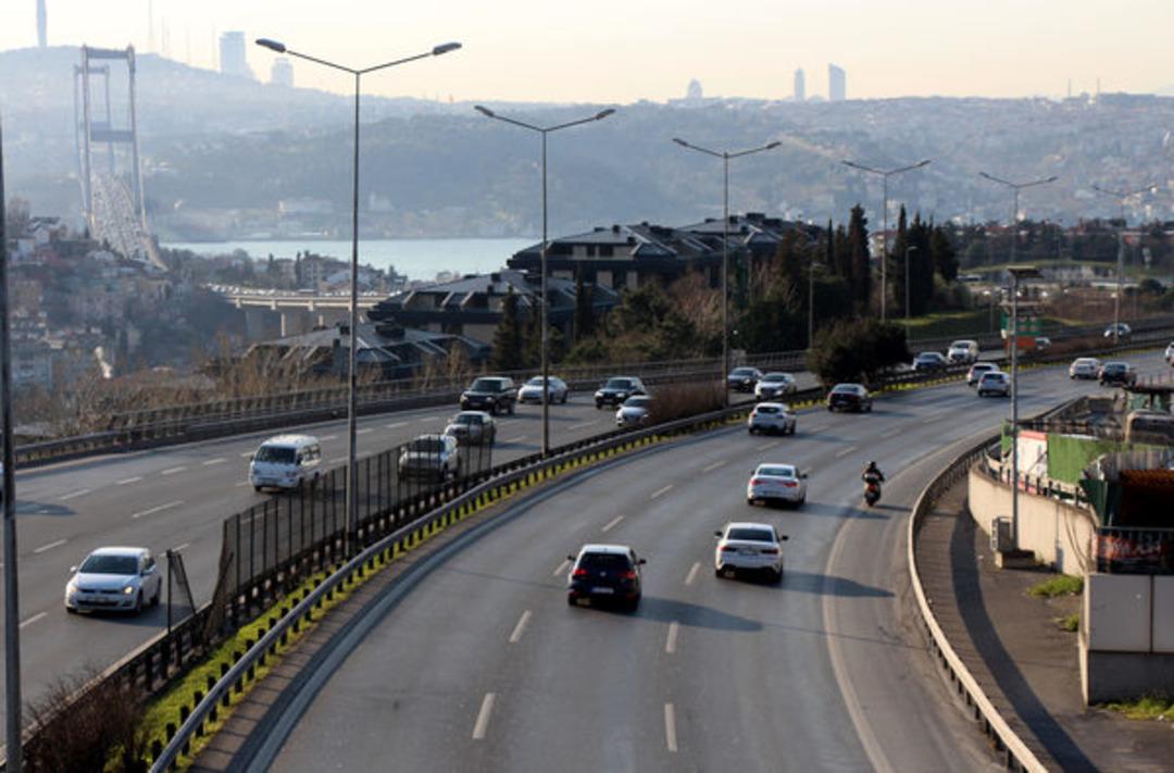İstanbul'da koronavir&uuml;s etkisi! Yollar ve toplu taşıma ara&ccedil;ları boş kaldı