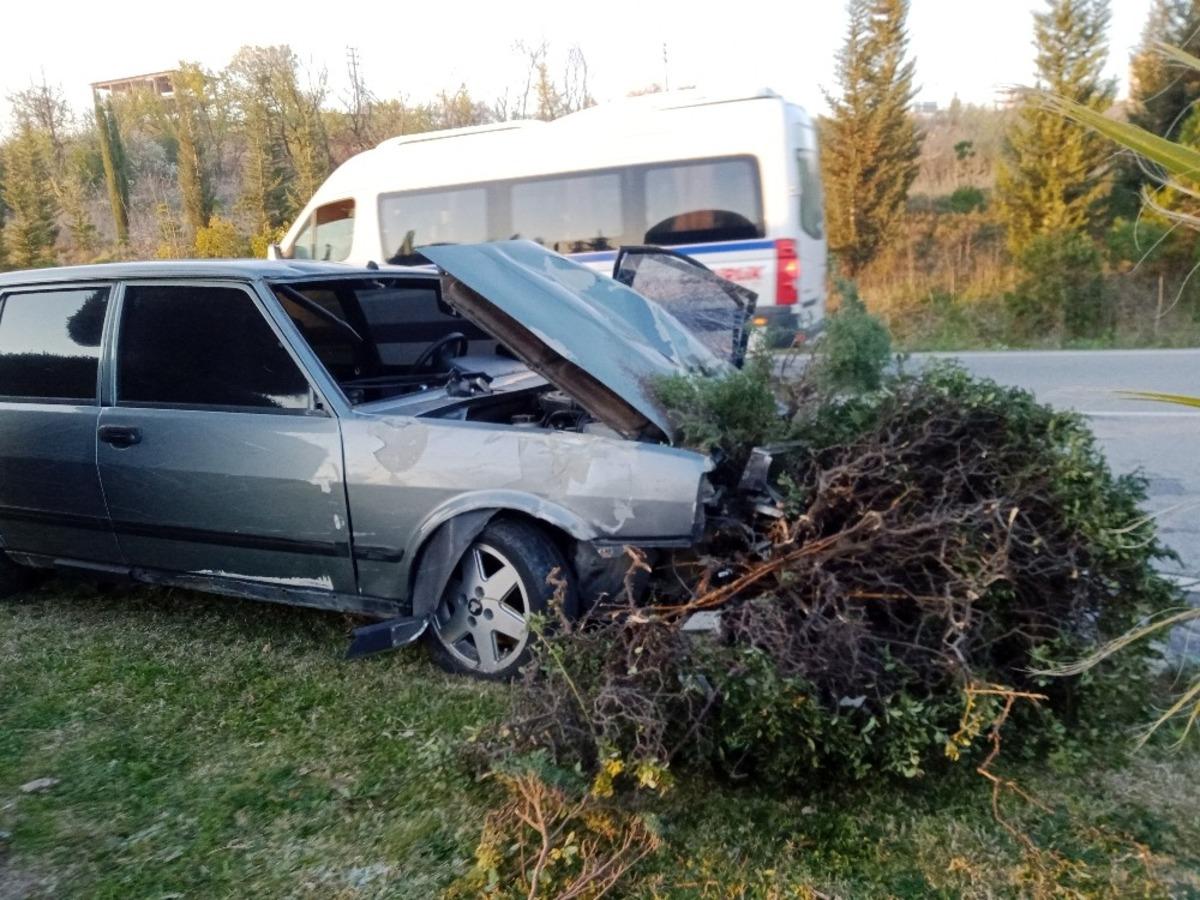 Otomobil ref&uuml;jdeki ağa&ccedil;ları yerinden s&ouml;kt&uuml;