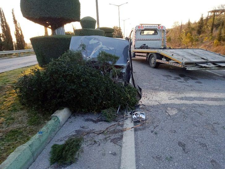 Otomobil refüjdeki ağaçları yerinden söktü G2