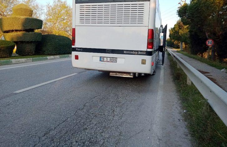 Otomobil refüjdeki ağaçları yerinden söktü G4