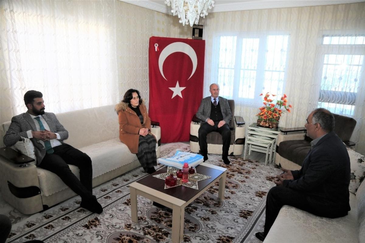 Başkan Akman&rsquo;dan şehit ailelerine ziyaret