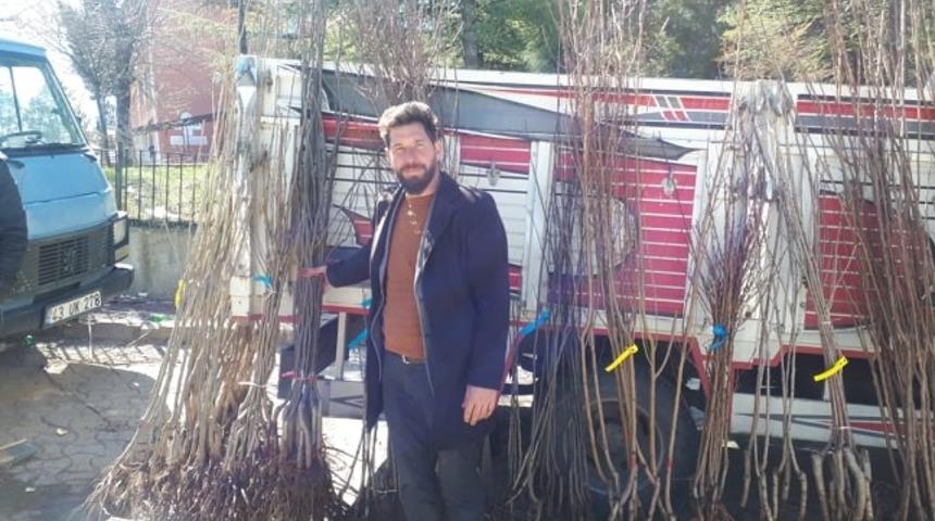 20 yıldır kendi yetiştirdiği fidanları satıyor