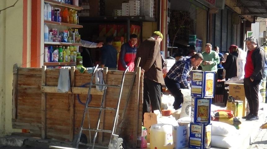Yasak ve zam korkusuyla vatandaşlar gıdacılar çarşısına akın etti