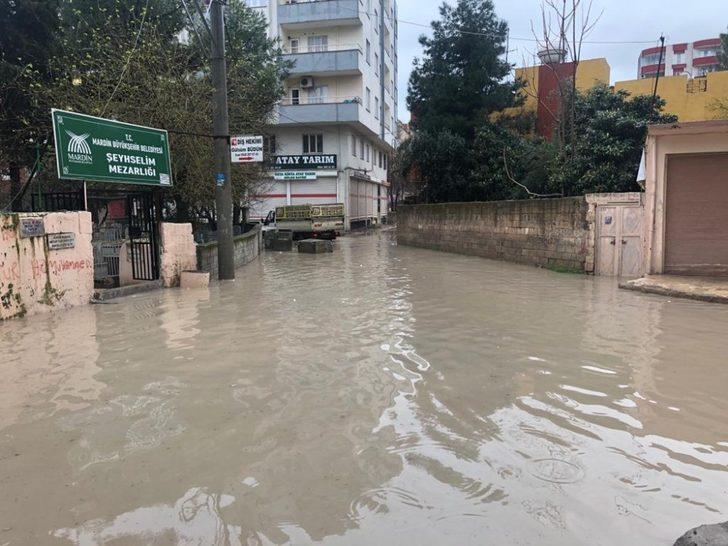 Kızıltepe’de aşırı yağış sonrası yollar göle döndü G2