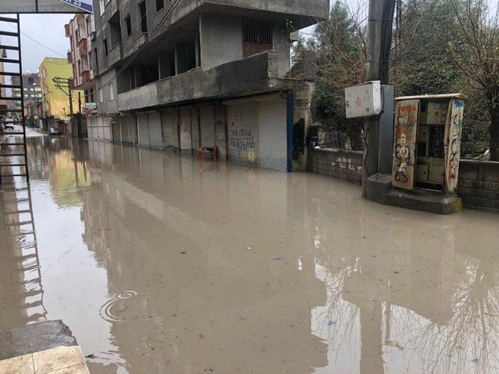 Kızıltepe’de aşırı yağış sonrası yollar göle döndü G4