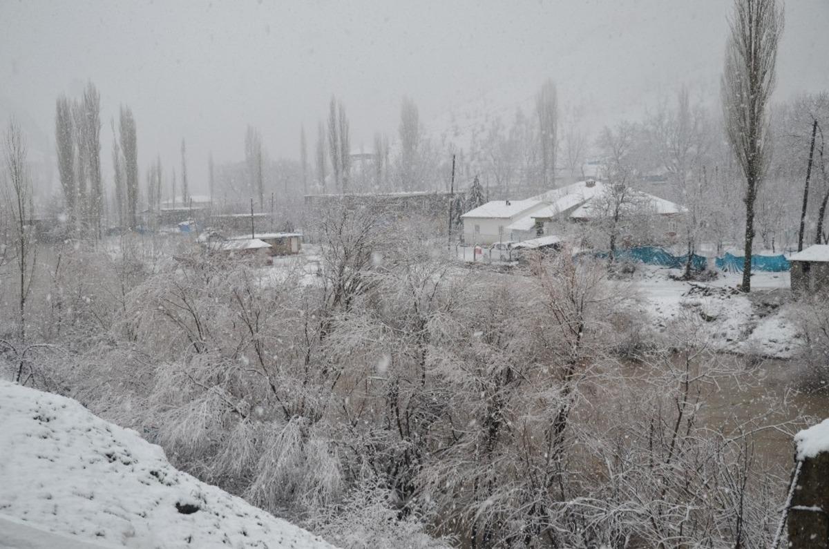 Beyt&uuml;şşebap&rsquo;ta kar yağışı