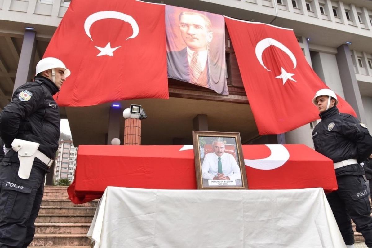 Kalp krizinden hayatını kaybeden Espiye Kaymakamı Başt&uuml;rk memleketine t&ouml;renle uğurlandı