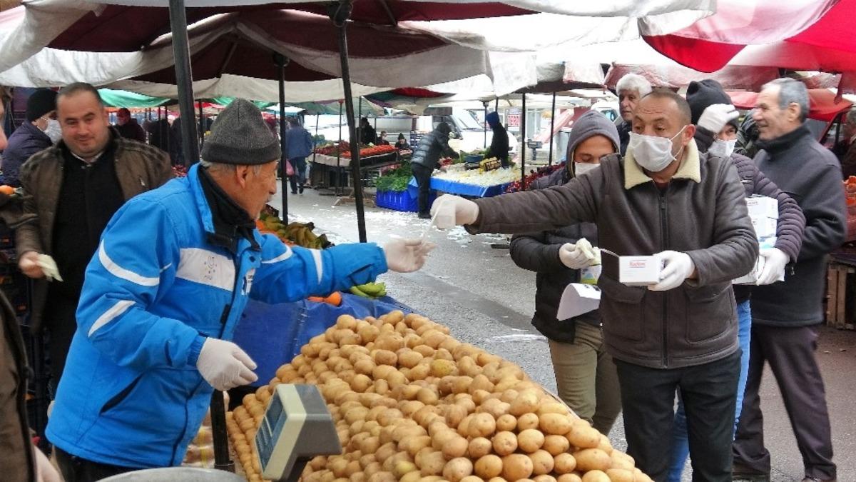 Pazar yerinde korona vir&uuml;s &ouml;nlemi