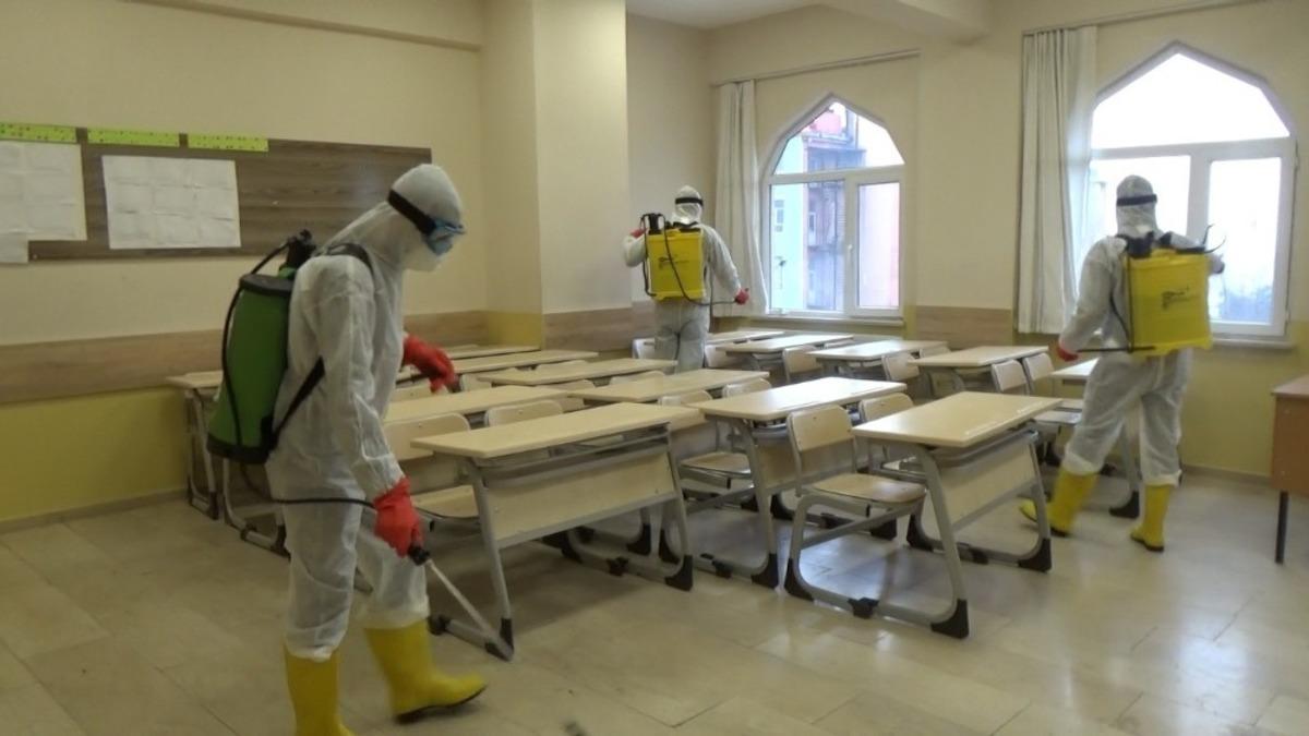 Muşta okullar korona vir&uuml;s&uuml; tehdidine karşı dezenfekte ediliyor