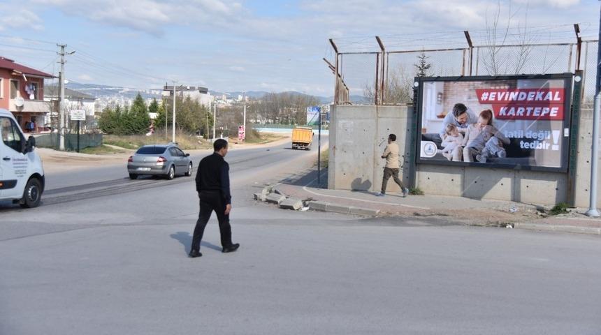 Vatandaşlara billbordla uyarı, &ldquo;Evinde Kal Kartepe&rdquo;