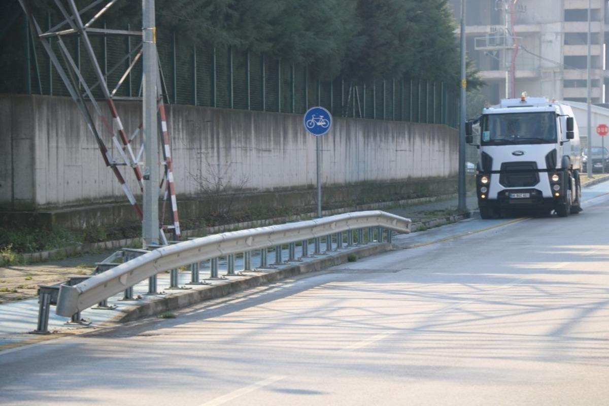 B&uuml;y&uuml;kşehir, yeni s&uuml;p&uuml;rge ara&ccedil;ları ile yolları temizliyor