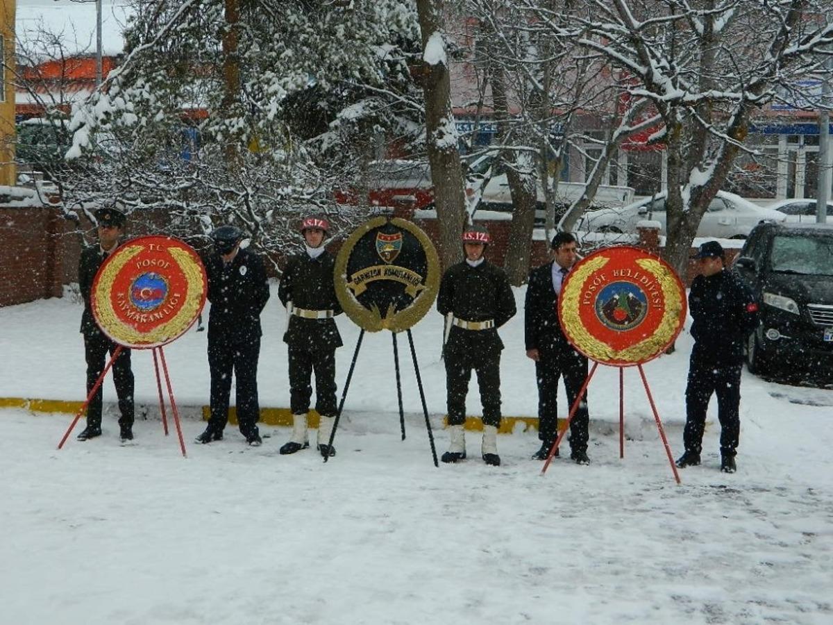 Posof&rsquo;ta kar yağışı altında şehitleri andı