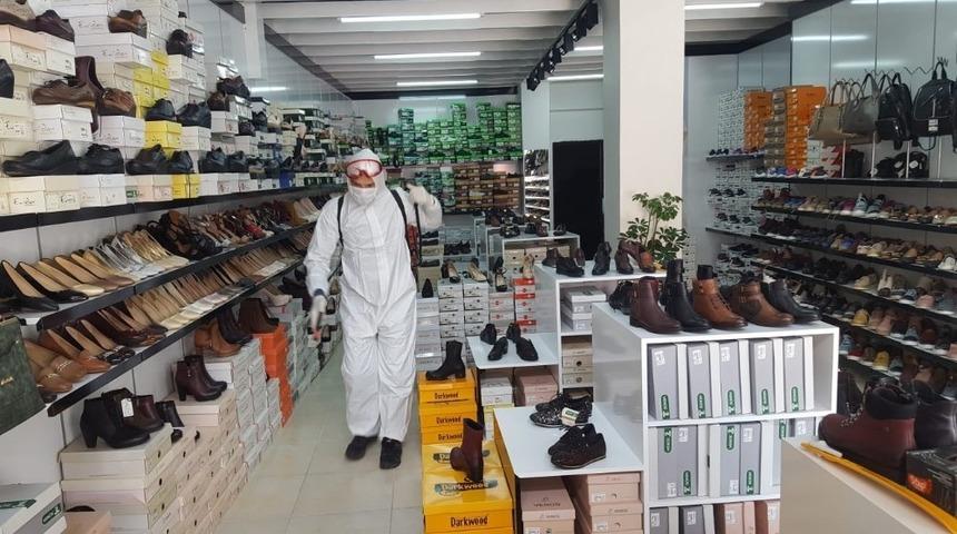 G&ouml;lbaşı il&ccedil;esinde esnaflar iş yerlerini dezenfekte ediyor