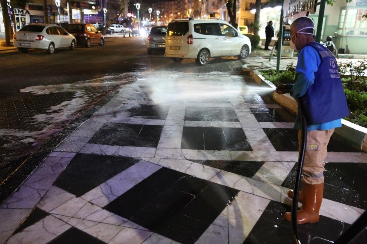 Haliliye&rsquo;de kaldırımlarda dezenfekte &ccedil;alışmaları