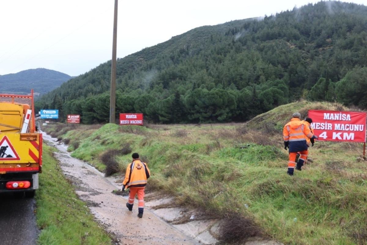 İzinsiz totem ve tanıtım levhaları toplandı