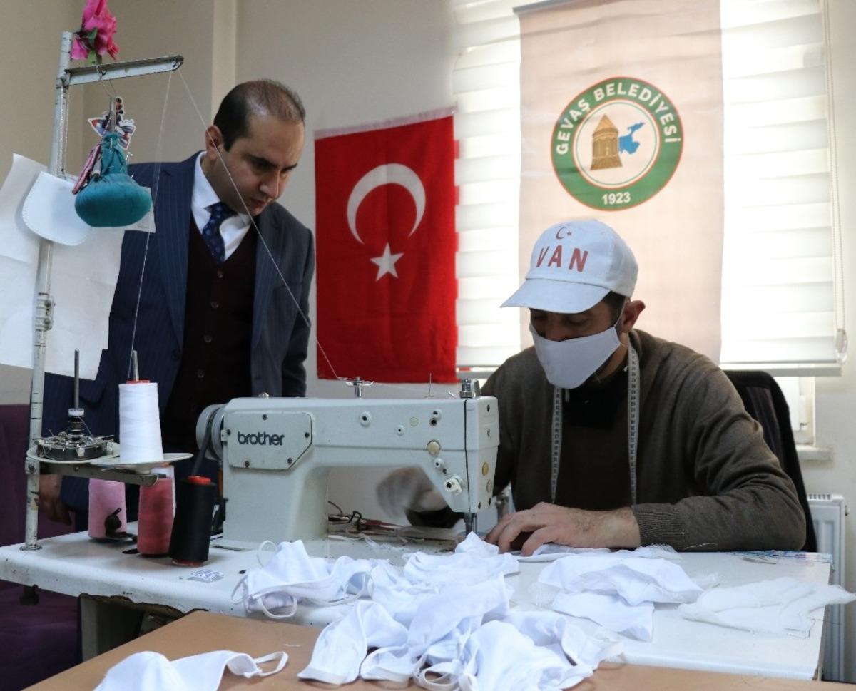 Gevaş Belediyesinden vatandaşlara &uuml;cretsiz maske