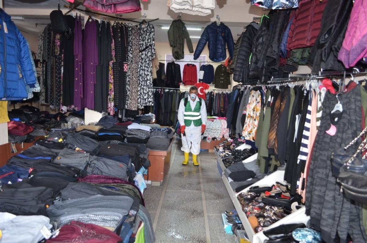 B&uuml;nyan Belediyesi il&ccedil;edeki t&uuml;m d&uuml;kkanları dezenfekte ediyor
