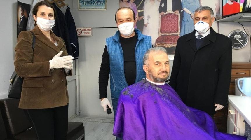 İzmitli berberler, korona vir&uuml;s&uuml; konusunda uyarıldı