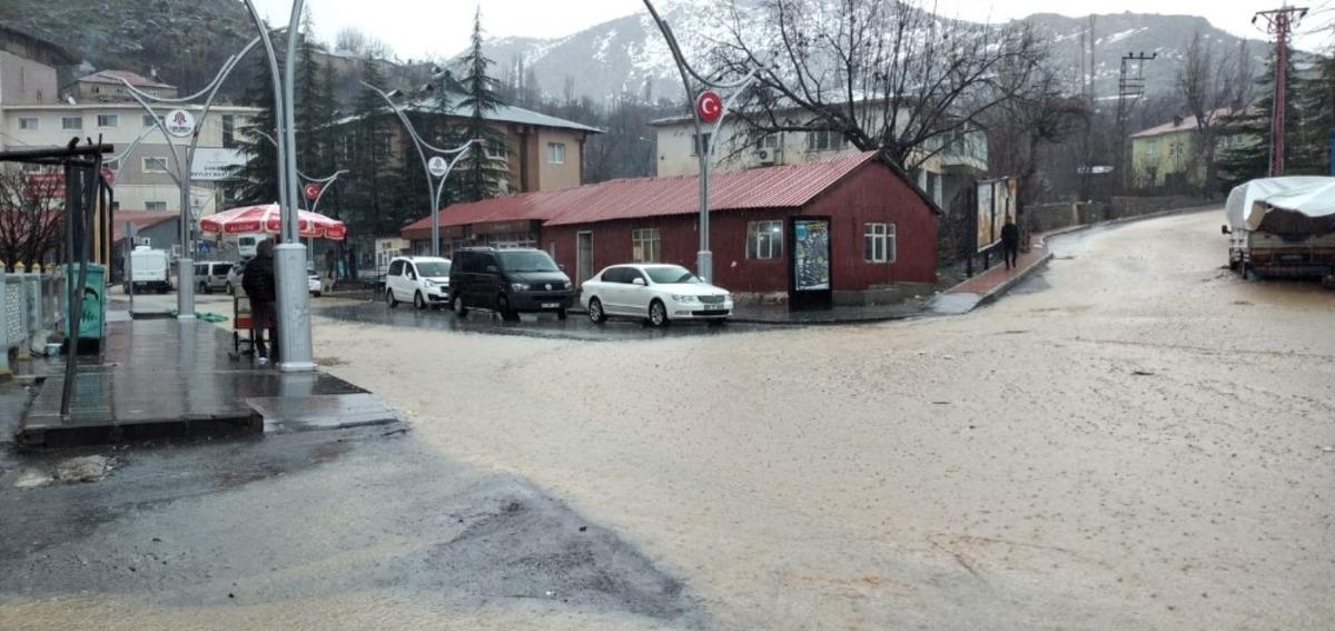 &Ccedil;ukurca&rsquo;da etkili olan sağanak sele d&ouml;n&uuml;şt&uuml;