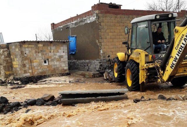 Viranşehir’de sağanak yağmur sele dönüştü