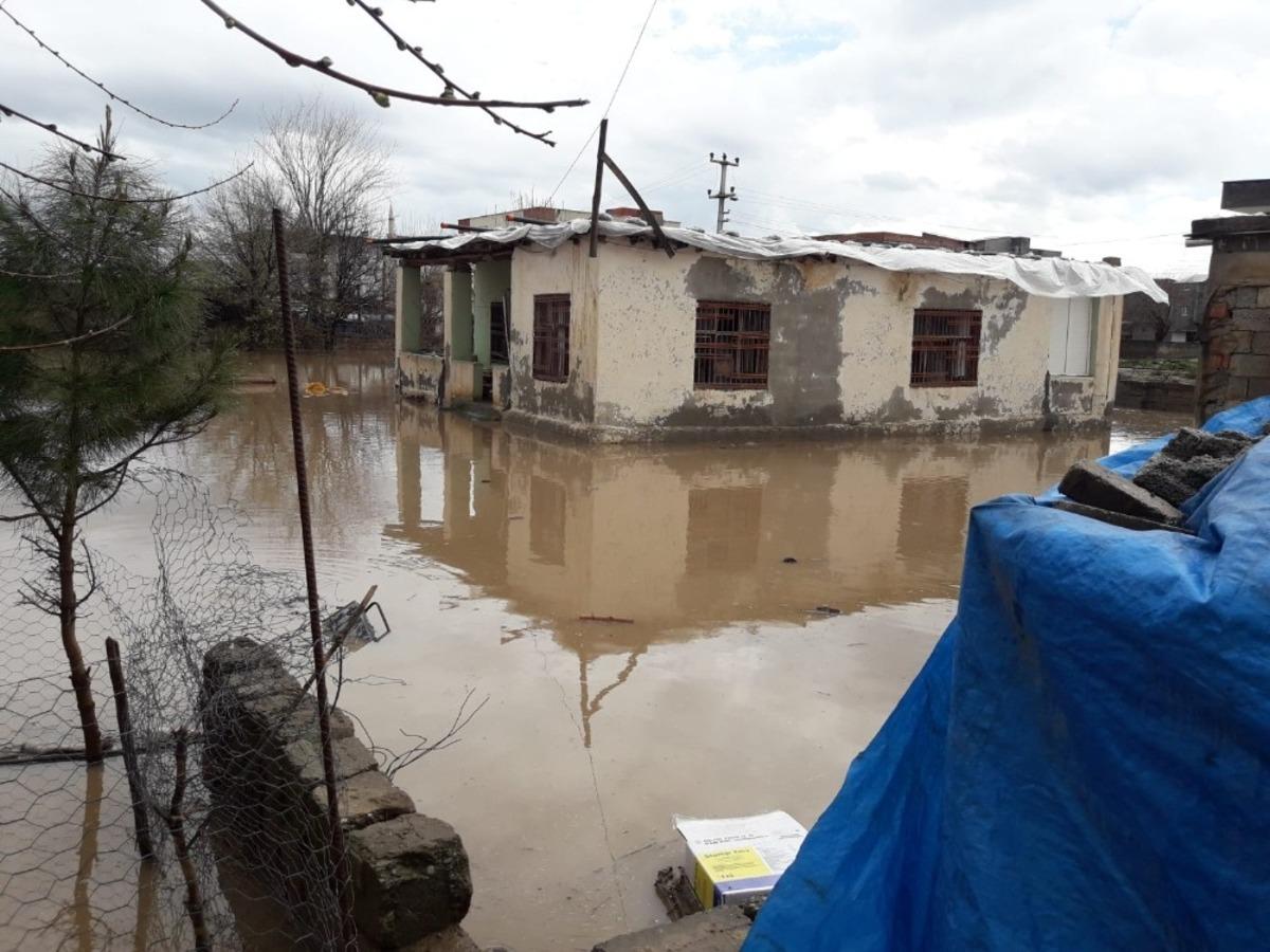 Diyarbakır&rsquo;da sağanak yağış su taşkınlarına neden oldu