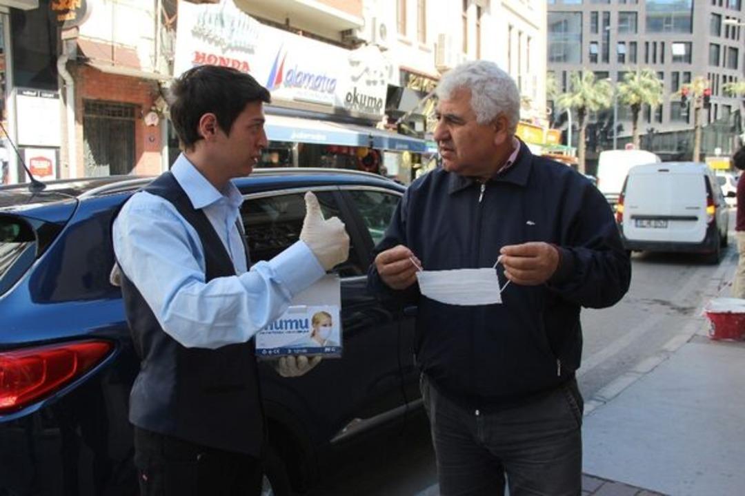 Fırsat&ccedil;ılara inat bedava maske dağıtıyor!