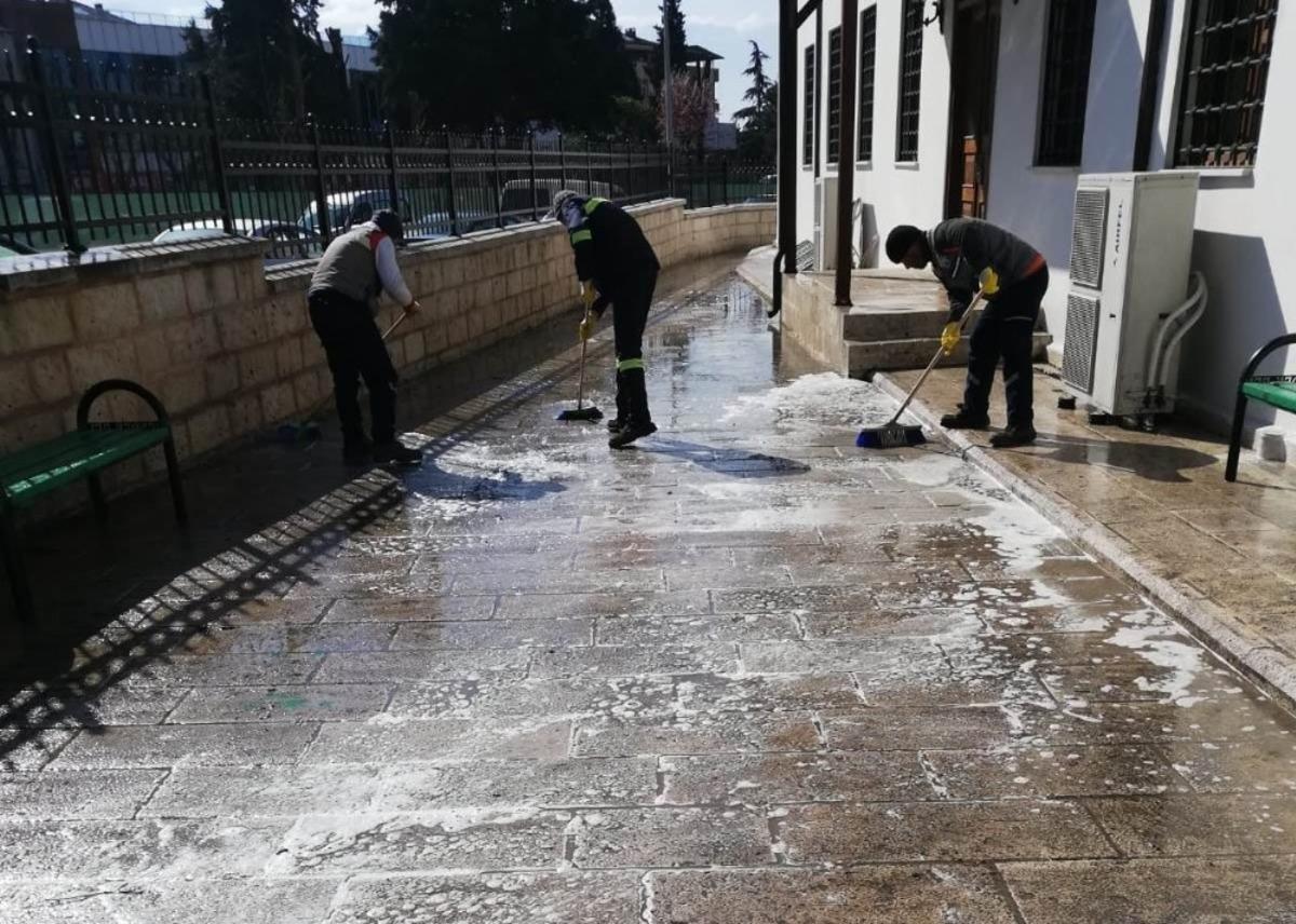 Hendek Belediyesi dezenfektan &ccedil;alışmalarına devam ediyor