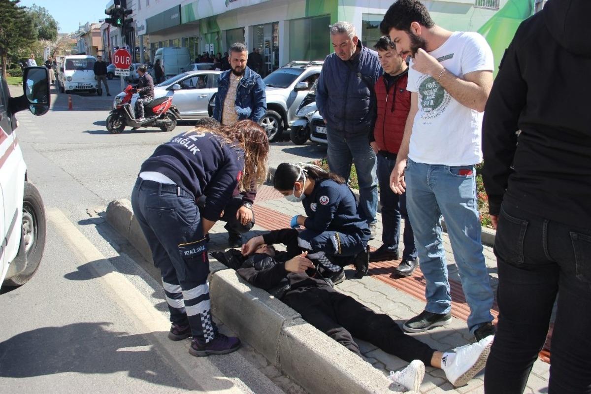 Alanya&rsquo;da otomobille motosiklet &ccedil;arpıştı: 1 yaralı
