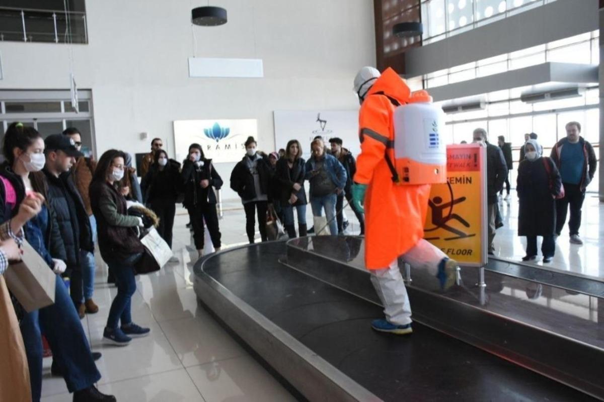 Koca Seyit Havalimanı her u&ccedil;ak seferinde dezenfekte ediliyor