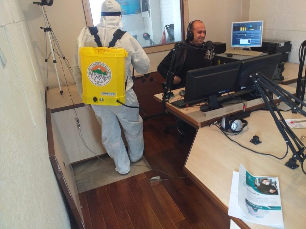 Toroslar Belediyesi canlı yayında dezenfeksiyon yaptı
